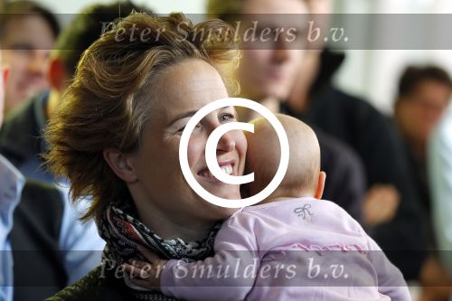 Ridderkerk 10 november 2014
Presentatie Helden met oa Klaasjan Huntelaar met vrouw en kinderen bij v d Valk. Daphne Koster met baby
