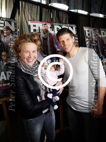 Ridderkerk 10 november 2014
Presentatie Helden met oa Klaasjan Huntelaar met vrouw en kinderen bij v d Valk. Daphne Koster met baby