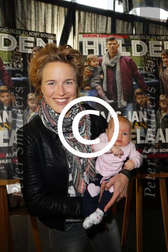 Ridderkerk 10 november 2014
Presentatie Helden met oa Klaasjan Huntelaar met vrouw en kinderen bij v d Valk. Daphne Koster met baby