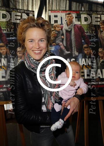 Ridderkerk 10 november 2014
Presentatie Helden met oa Klaasjan Huntelaar met vrouw en kinderen bij v d Valk. Daphne Koster met baby