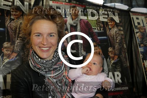 Ridderkerk 10 november 2014
Presentatie Helden met oa Klaasjan Huntelaar met vrouw en kinderen bij v d Valk. Daphne Koster met baby