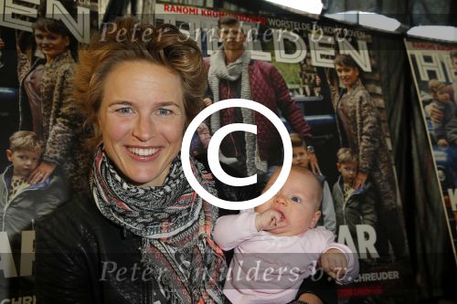 Ridderkerk 10 november 2014
Presentatie Helden met oa Klaasjan Huntelaar met vrouw en kinderen bij v d Valk. Daphne Koster met baby