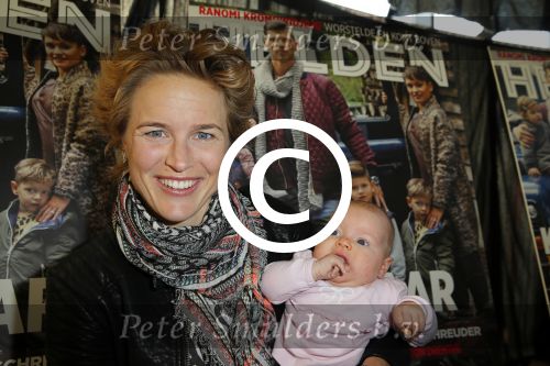 Ridderkerk 10 november 2014
Presentatie Helden met oa Klaasjan Huntelaar met vrouw en kinderen bij v d Valk. Daphne Koster met baby
