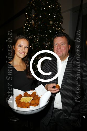 Amsterdam 11 december 2014
Luxery fair vip avond in de RAI. edwin Breius met bitterballen meisje