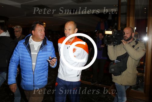 Noordwijk 14 november 2014
Arjen Robben neemt het eerste stripboek over zijn voetbal carriere in ontvangst in hotel Huis ter Duin en aansluitend geeft hij een voetbal clinic op het strand. Edwin Bredius interviewt Arjen