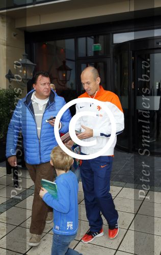 Noordwijk 14 november 2014
Arjen Robben neemt het eerste stripboek over zijn voetbal carriere in ontvangst in hotel Huis ter Duin en aansluitend geeft hij een voetbal clinic op het strand. Edwin Bredius interviewt Arjen