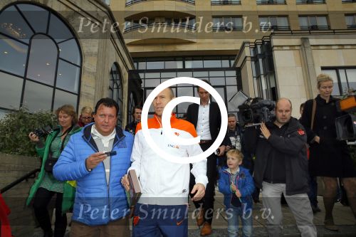 Noordwijk 14 november 2014
Arjen Robben neemt het eerste stripboek over zijn voetbal carriere in ontvangst in hotel Huis ter Duin en aansluitend geeft hij een voetbal clinic op het strand. Edwin Bredius interviewt Arjen