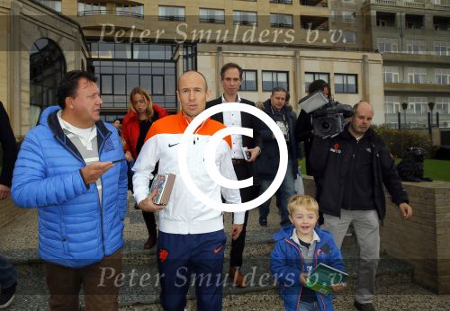 Noordwijk 14 november 2014
Arjen Robben neemt het eerste stripboek over zijn voetbal carriere in ontvangst in hotel Huis ter Duin en aansluitend geeft hij een voetbal clinic op het strand. Edwin Bredius interviewt Arjen