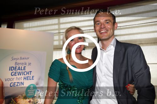 Hoorn 18 december 2014
Presentatie boek Sonja Bakker in de schouwburg van Hoorn.
Jan Reus en hun zoon Bram zijn ook aanwezig. Erik Hogenboom van Lidl