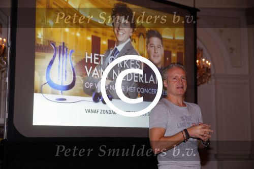 Amsterdam 28 november 2014
Persviewing RTL4 programma Het Orkest van Nederland, Tania Kross, dirigent en juryvoorzitter Jan Willem de Vriend, musicus/dj Ronald Molendijk, pianist Wibi Soerjadi en violiste Simone Lamsma. Erland Galjaard