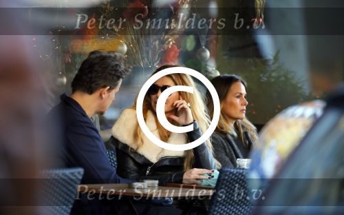 Amsterdam 6 december 2014
Estelle Cruijff en Leco v Zadelhoff op terras.