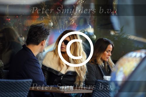 Amsterdam 6 december 2014
Estelle Cruijff en Leco v Zadelhoff op terras.