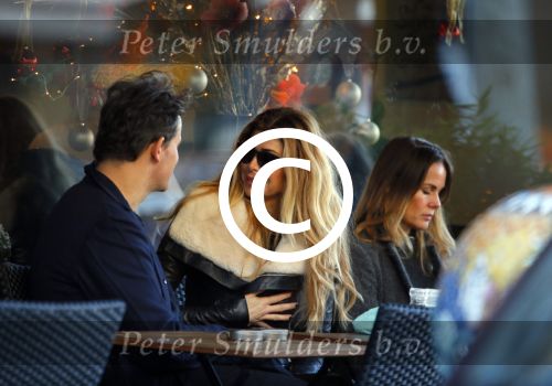 Amsterdam 6 december 2014
Estelle Cruijff en Leco v Zadelhoff op terras.