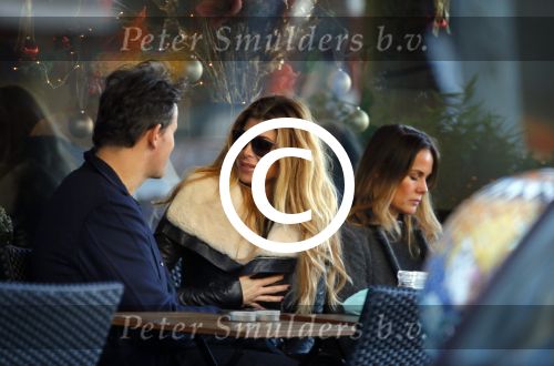 Amsterdam 6 december 2014
Estelle Cruijff en Leco v Zadelhoff op terras.