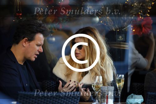 Amsterdam 6 december 2014
Estelle Cruijff en Leco v Zadelhoff op terras.