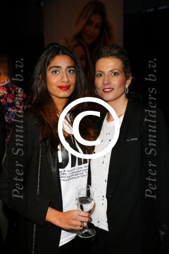 Amsterdam 11 december 2014
Presentatie van het nieuwe tijdschrift en platform van Wendy v Dijk.
Prinses Laurentien onthult het eerste exemplaar.
Esther Jansen met een vriendin
