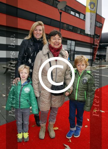 Hilversum 26 november 2014
Sinterklaas bij RTL in studio 21. Eva Peters met kinderen en moeder