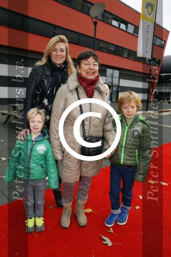 Hilversum 26 november 2014
Sinterklaas bij RTL in studio 21. Eva Peters met kinderen en moeder