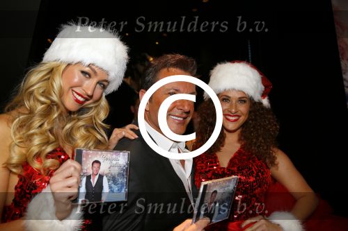 Amsterdam 2 december 2014
CD presentatie Gerard Joling in het conservatorium Hotel. Humberto Tan en Karin Bloemen reiken het eerste exemplaar uit.