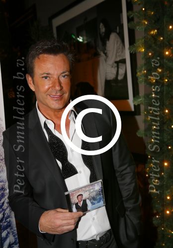 Amsterdam 2 december 2014
CD presentatie Gerard Joling in het conservatorium Hotel. Humberto Tan en Karin Bloemen reiken het eerste exemplaar uit.