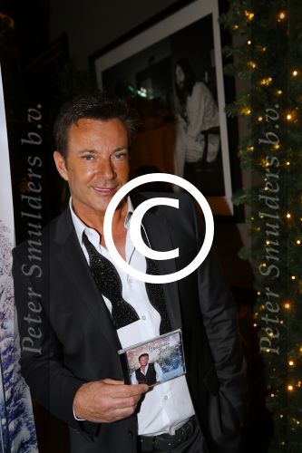 Amsterdam 2 december 2014
CD presentatie Gerard Joling in het conservatorium Hotel. Humberto Tan en Karin Bloemen reiken het eerste exemplaar uit.