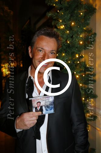 Amsterdam 2 december 2014
CD presentatie Gerard Joling in het conservatorium Hotel. Humberto Tan en Karin Bloemen reiken het eerste exemplaar uit.