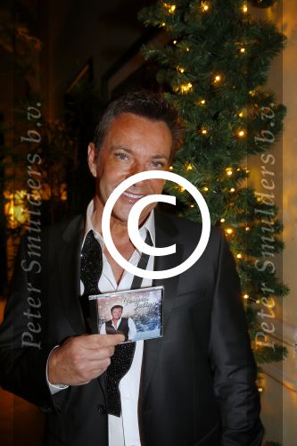 Amsterdam 2 december 2014
CD presentatie Gerard Joling in het conservatorium Hotel. Humberto Tan en Karin Bloemen reiken het eerste exemplaar uit.