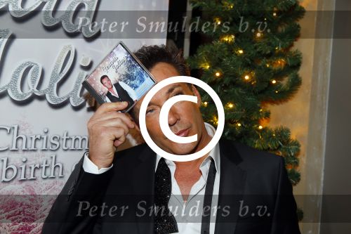 Amsterdam 2 december 2014
CD presentatie Gerard Joling in het conservatorium Hotel. Humberto Tan en Karin Bloemen reiken het eerste exemplaar uit.