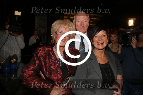 Amsterdam 2 december 2014
CD presentatie Gerard Joling in het conservatorium Hotel. Humberto Tan en Karin Bloemen reiken het eerste exemplaar uit. Gerard met zus en moeder