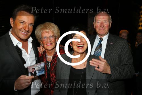 Amsterdam 2 december 2014
CD presentatie Gerard Joling in het conservatorium Hotel. Humberto Tan en Karin Bloemen reiken het eerste exemplaar uit. Gerard met zus en moeder