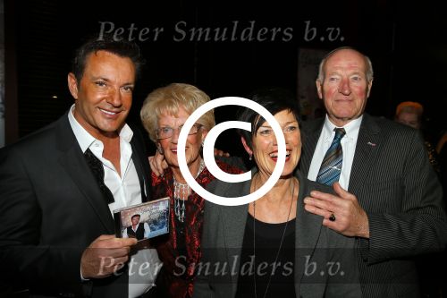Amsterdam 2 december 2014
CD presentatie Gerard Joling in het conservatorium Hotel. Humberto Tan en Karin Bloemen reiken het eerste exemplaar uit. Gerard met zus en moeder