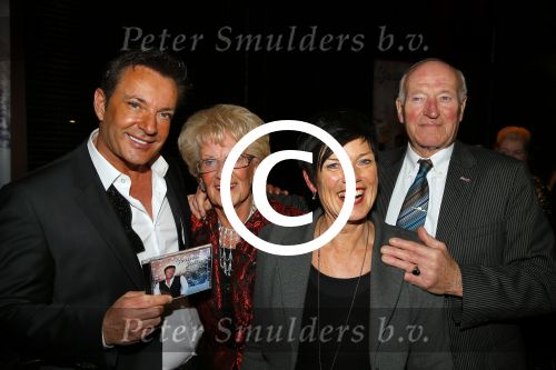 Amsterdam 2 december 2014
CD presentatie Gerard Joling in het conservatorium Hotel. Humberto Tan en Karin Bloemen reiken het eerste exemplaar uit. Gerard met zus en moeder