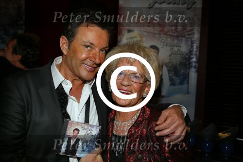 Amsterdam 2 december 2014
CD presentatie Gerard Joling in het conservatorium Hotel. Humberto Tan en Karin Bloemen reiken het eerste exemplaar uit. Gerard met zus en moeder