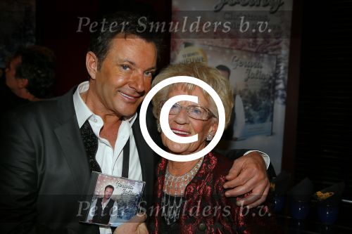 Amsterdam 2 december 2014
CD presentatie Gerard Joling in het conservatorium Hotel. Humberto Tan en Karin Bloemen reiken het eerste exemplaar uit. Gerard met zus en moeder