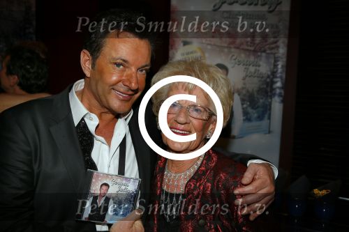 Amsterdam 2 december 2014
CD presentatie Gerard Joling in het conservatorium Hotel. Humberto Tan en Karin Bloemen reiken het eerste exemplaar uit. Gerard met zus en moeder