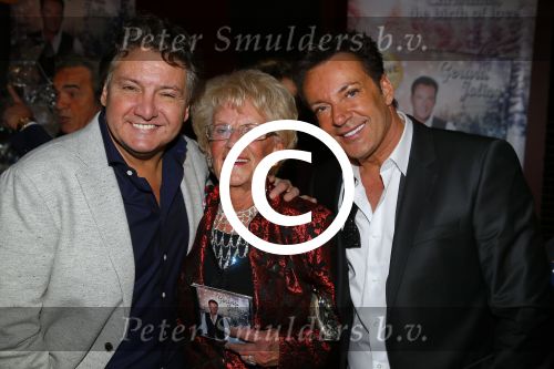 Amsterdam 2 december 2014
CD presentatie Gerard Joling in het conservatorium Hotel. Humberto Tan en Karin Bloemen reiken het eerste exemplaar uit. Gerard met zijn moeder en Rene Froger