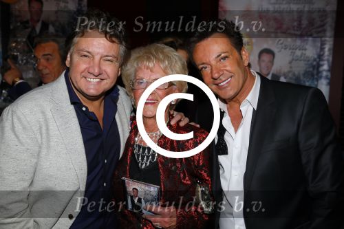 Amsterdam 2 december 2014
CD presentatie Gerard Joling in het conservatorium Hotel. Humberto Tan en Karin Bloemen reiken het eerste exemplaar uit. Gerard met zijn moeder en Rene Froger