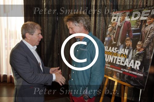 Ridderkerk 10 november 2014
Presentatie Helden met oa Klaasjan Huntelaar met vrouw en kinderen bij v d Valk. Gert Jan Verbeek met Frits Barend
