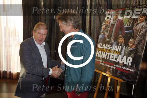 Ridderkerk 10 november 2014
Presentatie Helden met oa Klaasjan Huntelaar met vrouw en kinderen bij v d Valk. Gert Jan Verbeek met Frits Barend