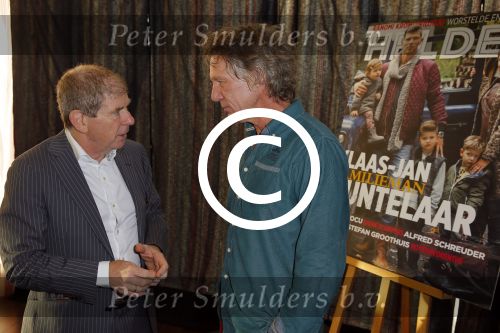 Ridderkerk 10 november 2014
Presentatie Helden met oa Klaasjan Huntelaar met vrouw en kinderen bij v d Valk. Gert Jan Verbeek met Frits Barend