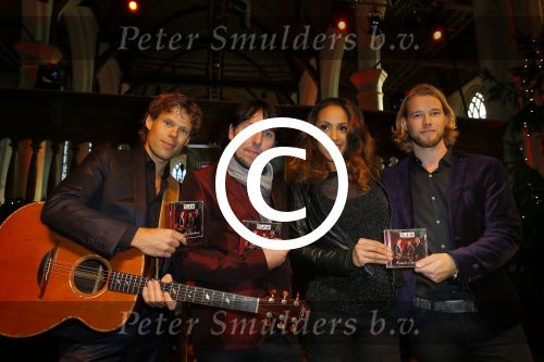 Volendam 13 november 2014
Presentatie nieuwe kerst cd van de 3j\'s met Jan Dulles Jaap kwakman en Jan de Witte. Glennis Grace reikt het eerste exemplaar uit.