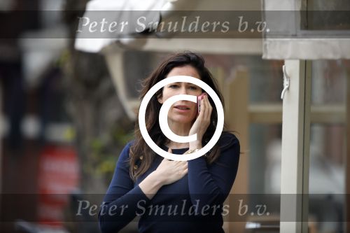 Amsterdam 28 november 2014
Halina Reijn bellend op straat