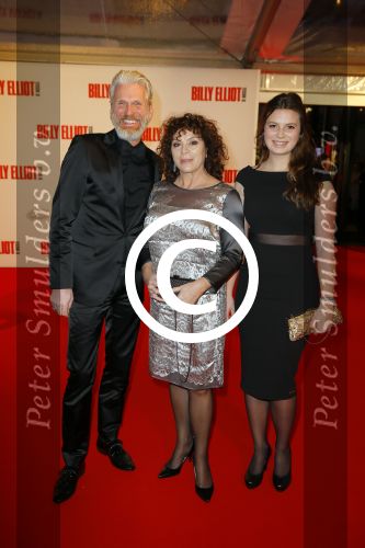 Scheveningen 30 november 2014
Premiere Billy Elliot in het circustheater.
Henriette Tol met man en dochter