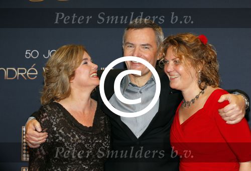 Utrecht 18 november 2014
Andre v Duin viert zijn 50 jarig artiesten bestaan in het Beatrix theater.
Herman Finkers met vrouw en een kennis