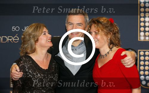 Utrecht 18 november 2014
Andre v Duin viert zijn 50 jarig artiesten bestaan in het Beatrix theater.
Herman Finkers met vrouw en een kennis