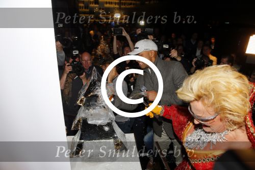 Amsterdam 2 december 2014
CD presentatie Gerard Joling in het conservatorium Hotel. Humberto Tan en Karin Bloemen reiken het eerste exemplaar uit.