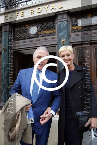 Londen 15 december 2014
Chantal Janzen en Marco Geeratz trouwen in Hotal Cafe Royal.
Het feest is s avonds in hotel Claridge\'s. Huub Stapel en Annemieke de Vroeg