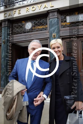 Londen 15 december 2014
Chantal Janzen en Marco Geeratz trouwen in Hotal Cafe Royal.
Het feest is s avonds in hotel Claridge\'s. Huub Stapel en Annemieke de Vroeg