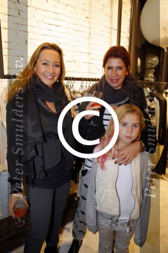 Amsterdam 20 november 2014
Opening winkel 10 days in de cornelis schuytstraat. isa Hoes met dochter Vlinder