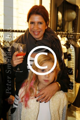 Amsterdam 20 november 2014
Opening winkel 10 days in de cornelis schuytstraat. isa Hoes met dochter Vlinder